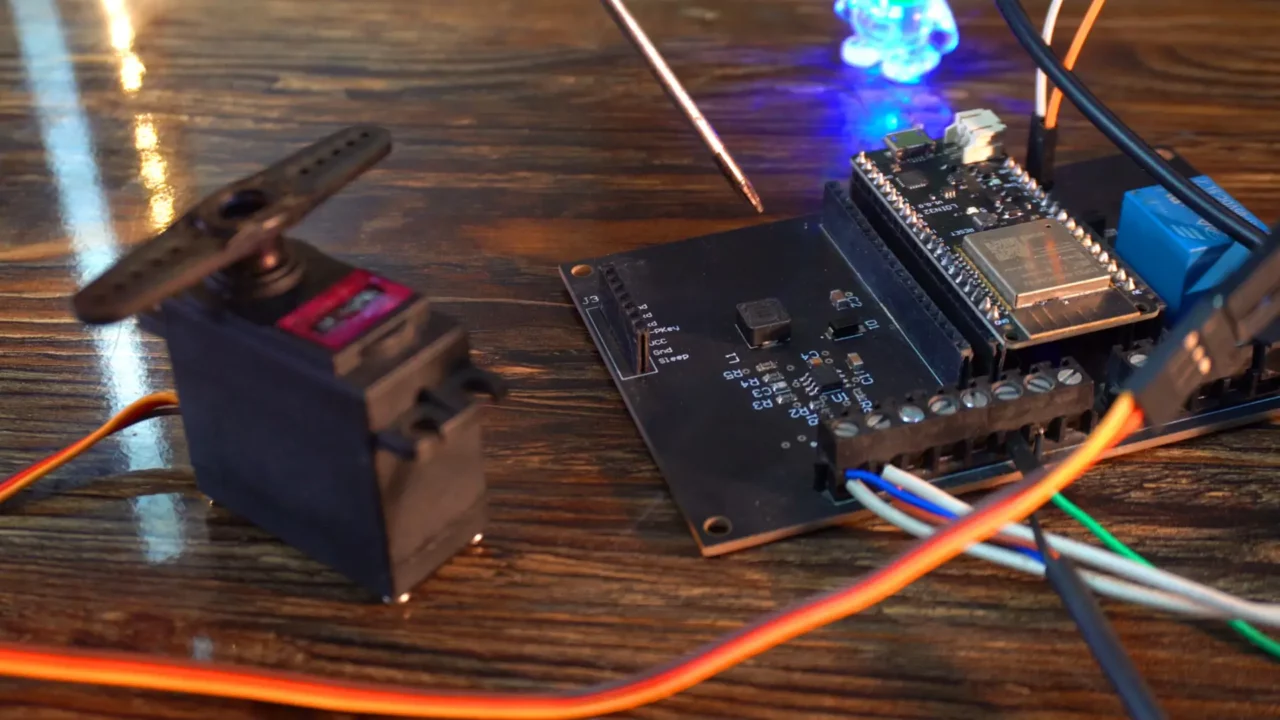 controlling servo motor with Smart Color Mark Photoelectric Sensor and esp32