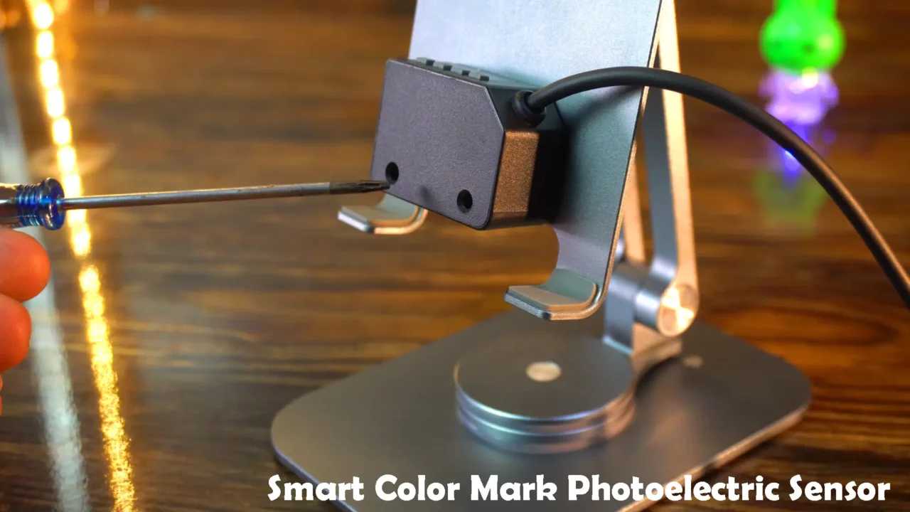 Controlling led with Smart Color Mark Photoelectric Sensor and esp32
