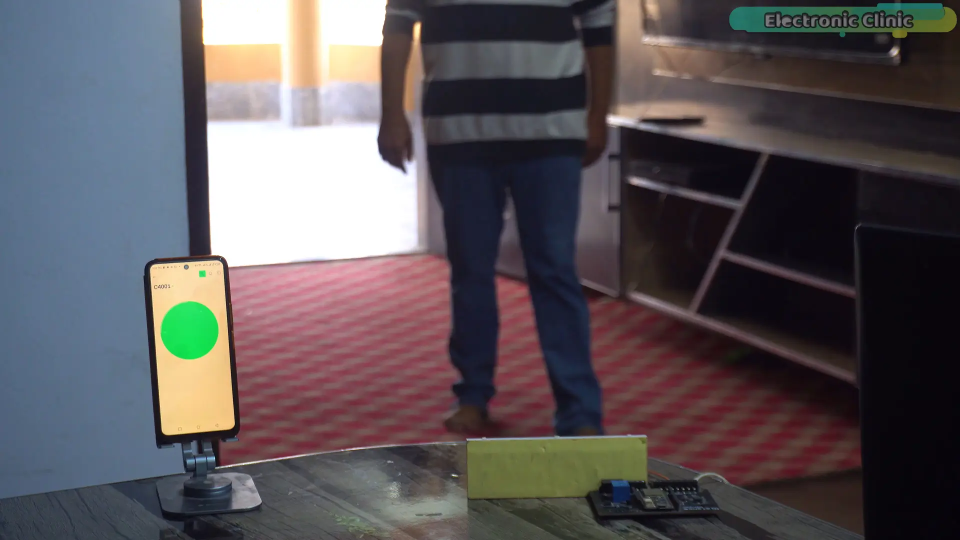 C4001 mmWave sensor detecting human presence