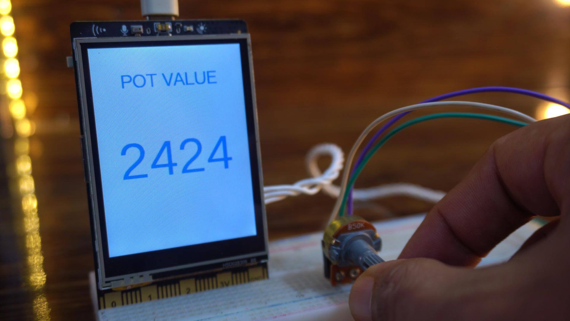 Potentiometer analog sensor connected to the UNIHIKER M10 for analog input monitoring