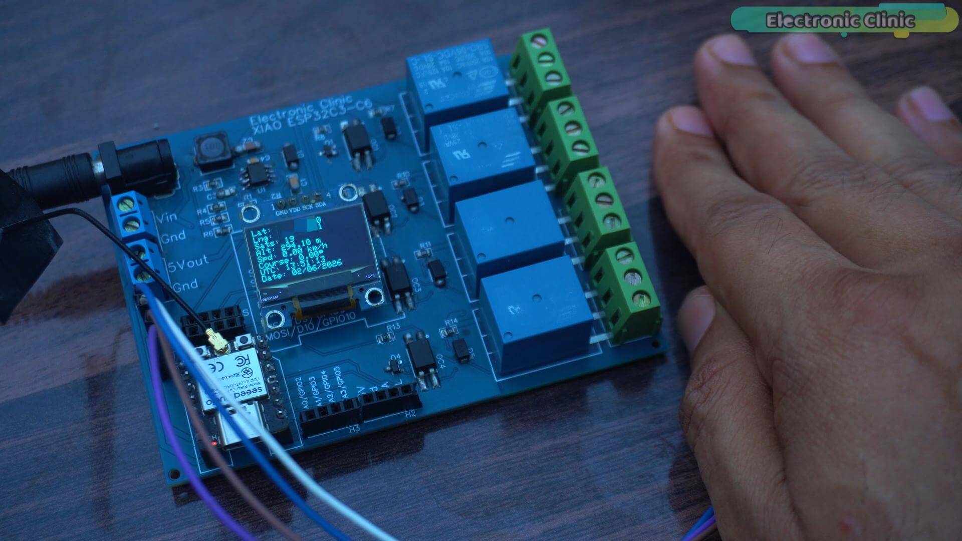 Handheld DIY ESP32 GPS tracker showing a lock on 19 satellites