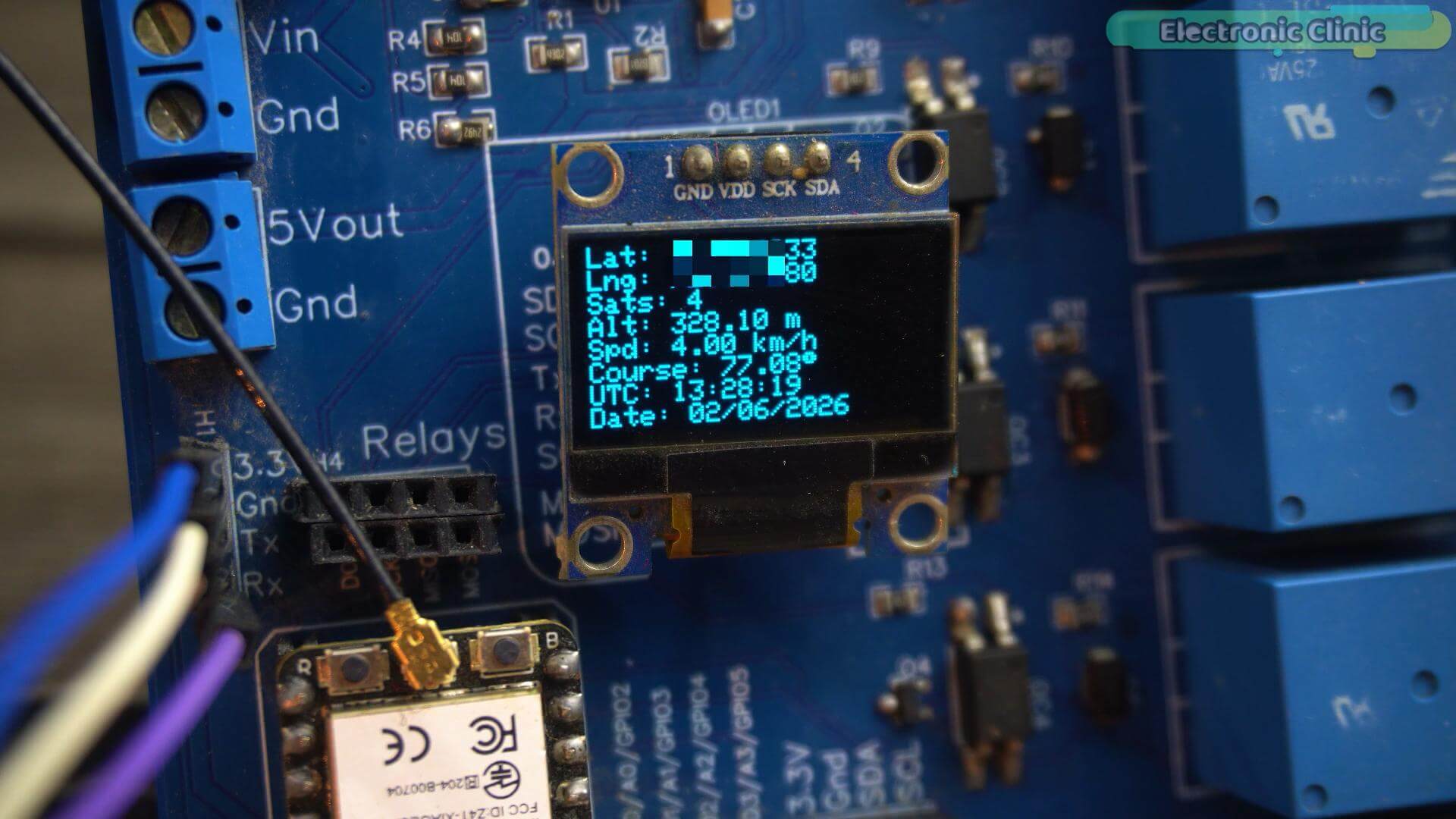 DIY GPS tracker with I2C OLED screen displaying GPS status
