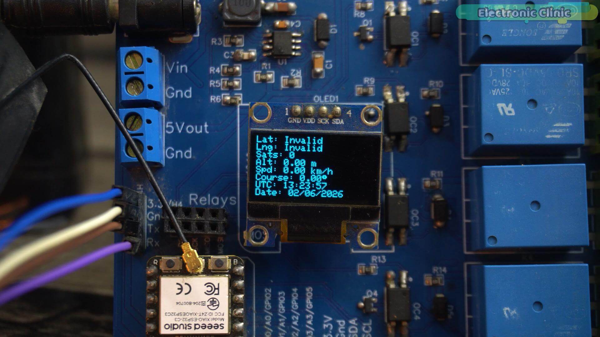 XIAO ESP32 GPS tracker OLED display showing no satellite lock